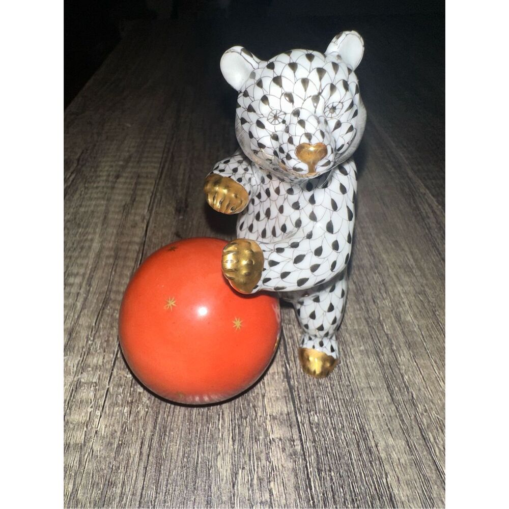 HEREND Bear With Ball Green Fishnet Design Figurine 15874 - Picture 2 of 5